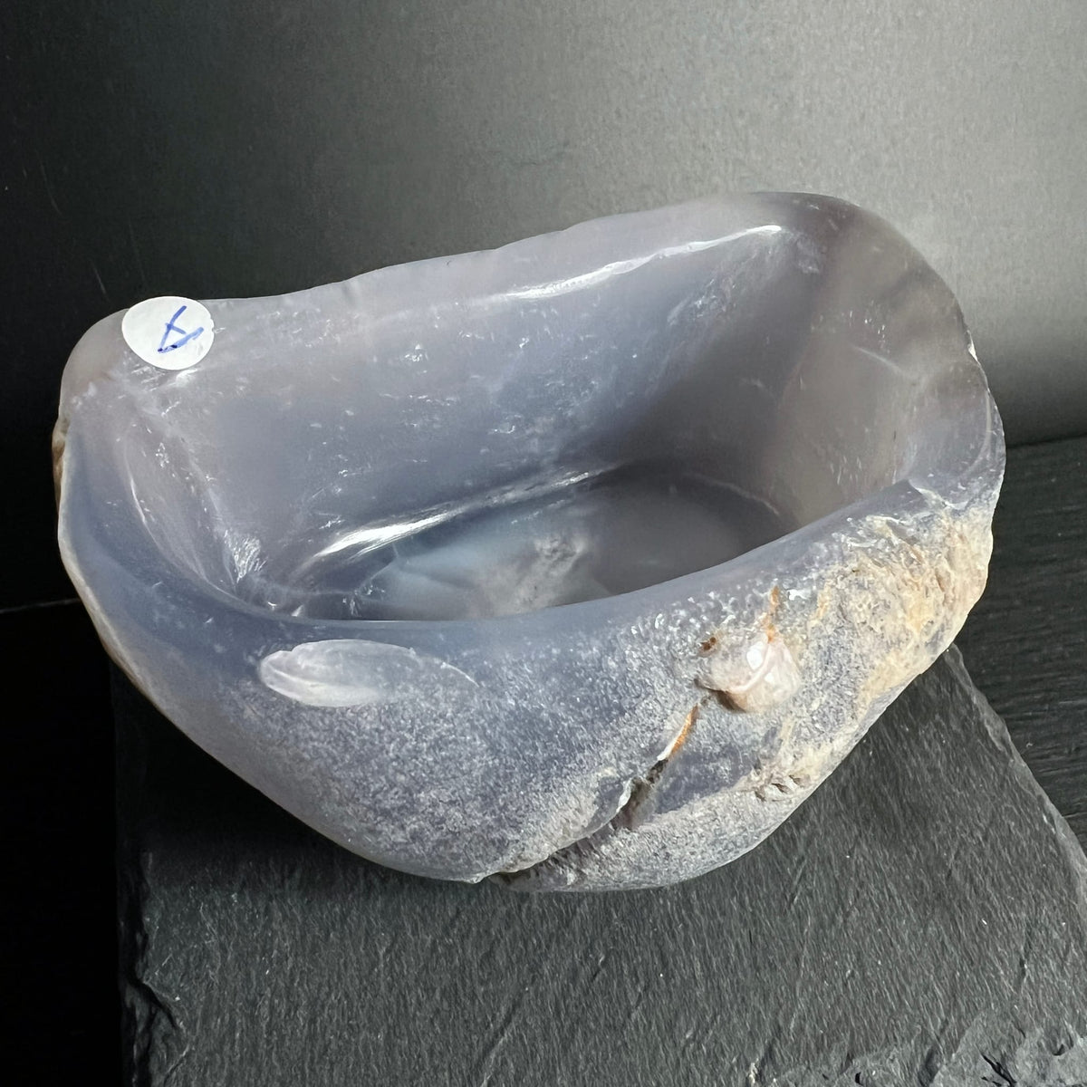 Blauer Chalcedon Schale Variante A | elegante Boots-Form | Rohkante | Happy Minerals
