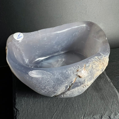 Blauer Chalcedon Schale Variante A | elegante Boots-Form | Rohkante | Happy Minerals