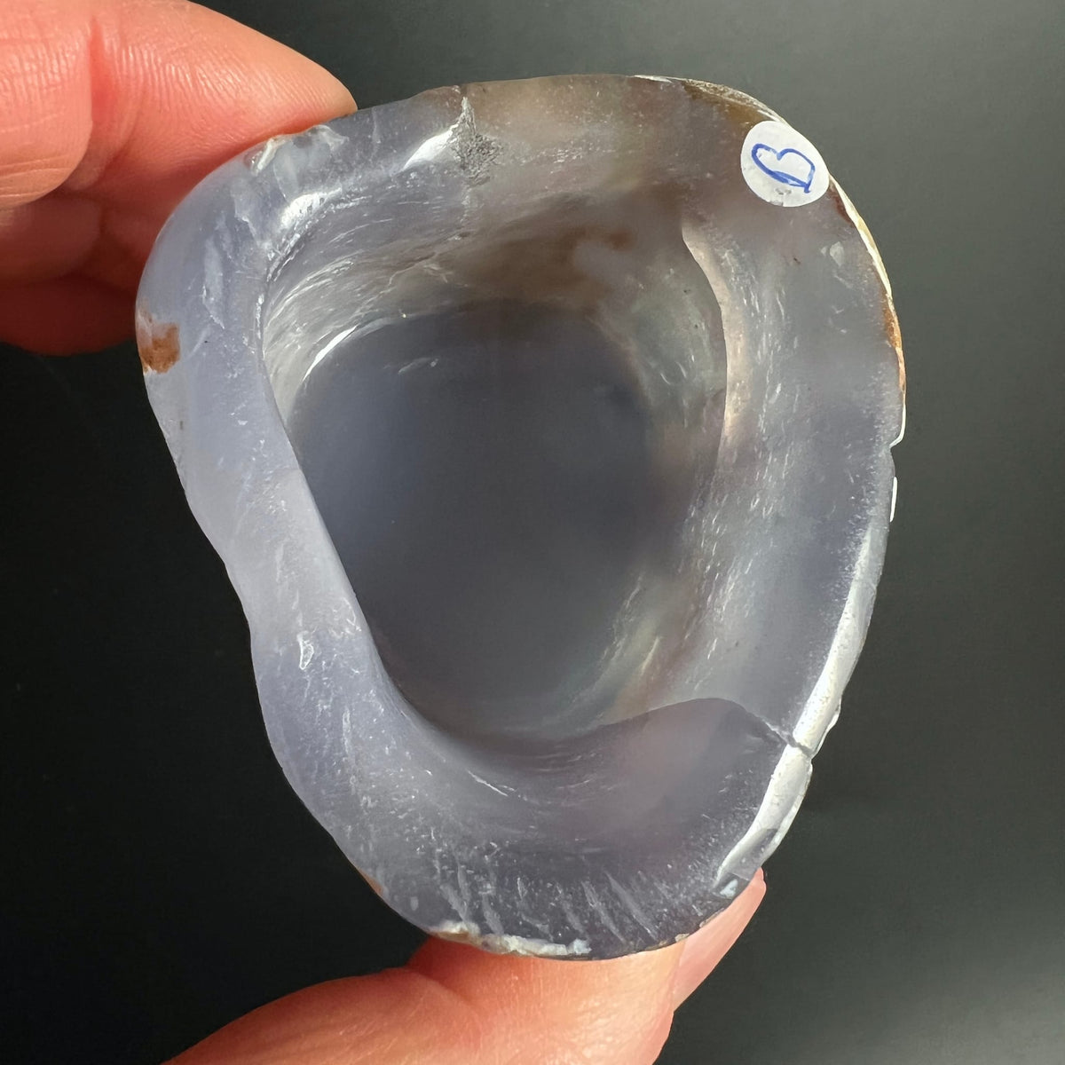Blauer Chalcedon Schale Variante B | handgehalten | Herz-Etikett sichtbar | Happy Minerals