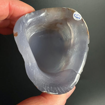 Blauer Chalcedon Schale Variante B | handgehalten | Herz-Etikett sichtbar | Happy Minerals