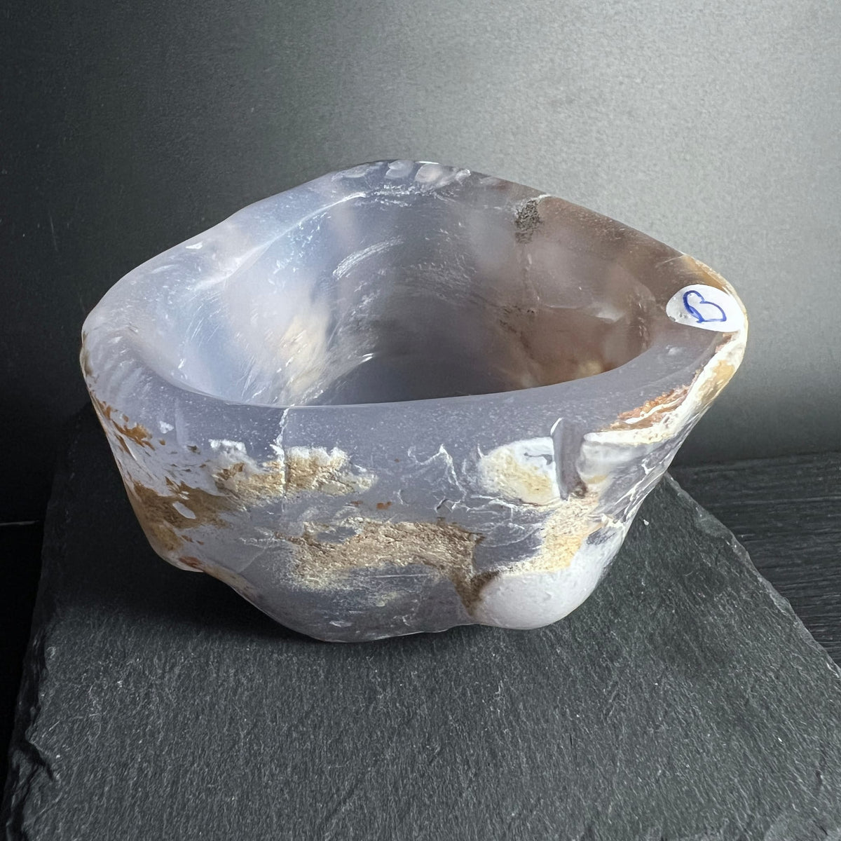 Blauer Chalcedon Schale Variante B | warme Ockerflecken | glasige Innenwand | Happy Minerals