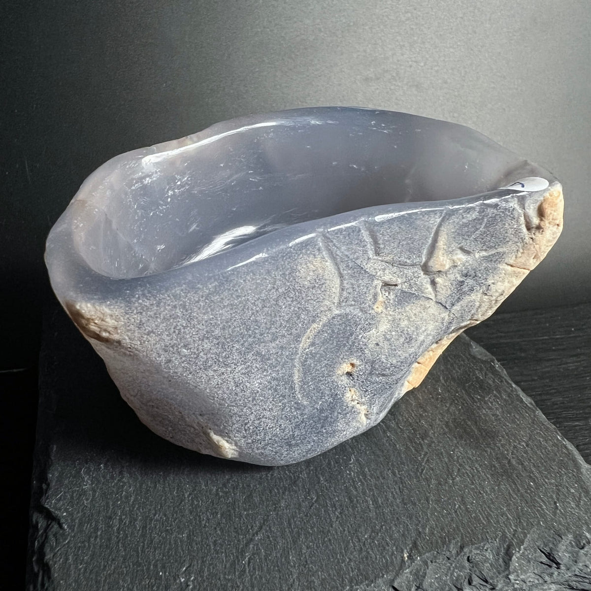 Blauer Chalcedon Schale Variante C | sanfte Rundform | polierte Oberfläche | Happy Minerals