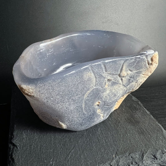 Blauer Chalcedon Schale Variante C | sanfte Rundform | polierte Oberfläche | Happy Minerals