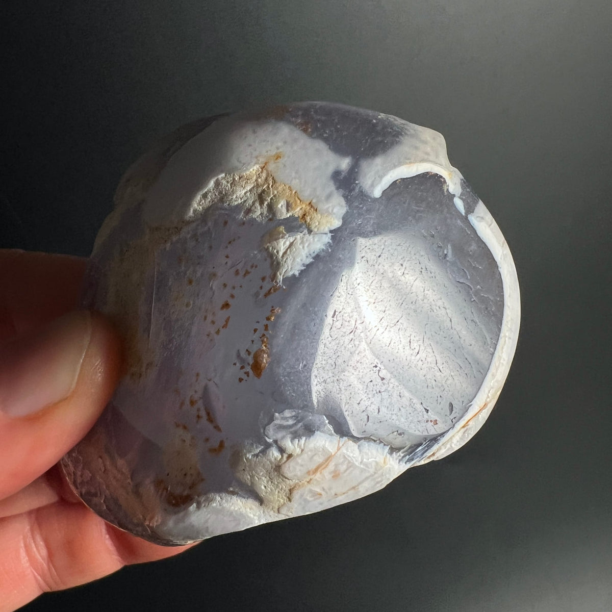 Blauer Chalcedon Schale Variante C | Unterseite mit Naturmuster | erdige Akzente | Happy Minerals
