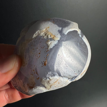 Blauer Chalcedon Schale Variante C | Unterseite mit Naturmuster | erdige Akzente | Happy Minerals
