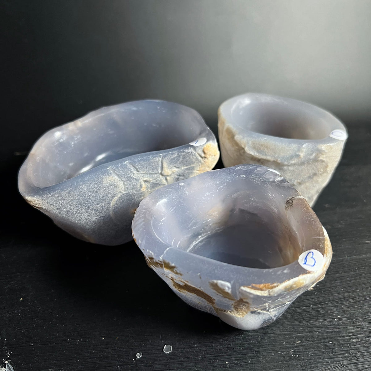 Drei blaue Chalcedon Schalen | zarte Blautöne | polierte Innenseite | Happy Minerals