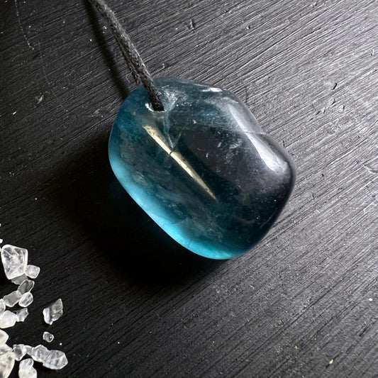 Blauer Fluoritanhänger mit schwarzem Band