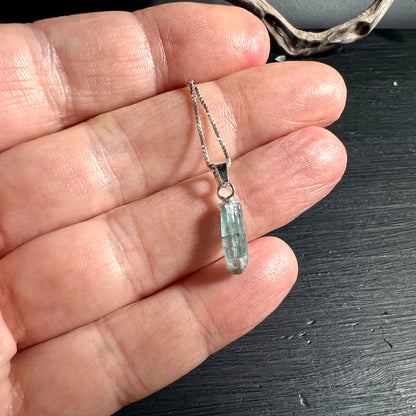 Blauer Turmalin Anhänger roh mit Silberöse Detailaufnahme