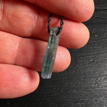 Blauer Turmalin Größenmaß | Kompakter Rohstein Anhänger | Millimeterangabe | Indicolith Unikat | Happy Minerals
