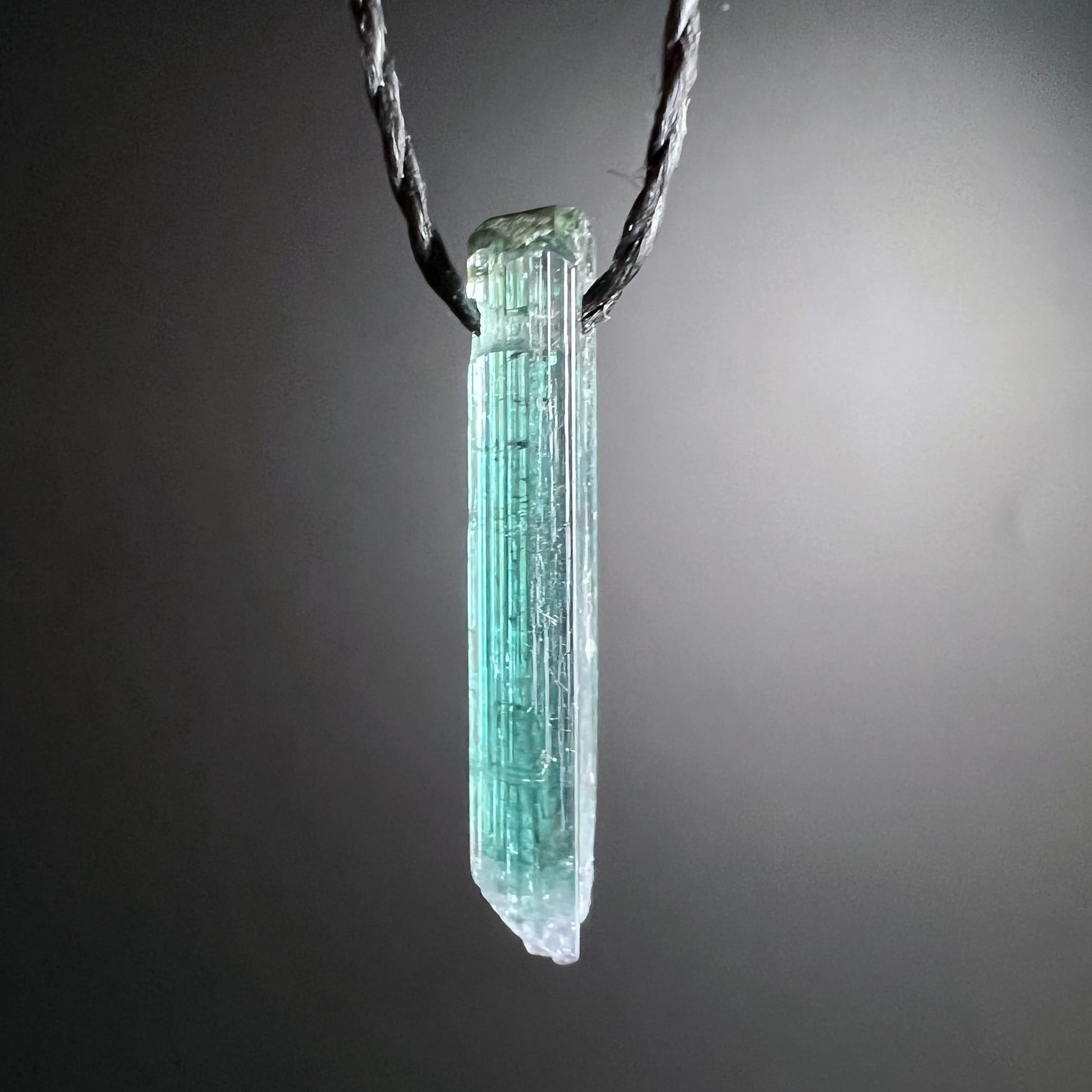Blauer Turmalin Indicolith Anhänger | Rohstein gebohrt | Türkis-grüne Farbnuancen | Brasilien | Happy Minerals