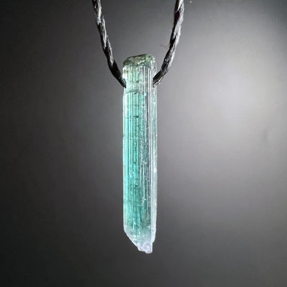 Blauer Turmalin Indicolith Anhänger | Rohstein gebohrt | Türkis-grüne Farbnuancen | Brasilien | Happy Minerals
