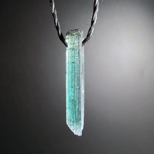 Blauer Turmalin Indicolith Anhänger | Rohstein gebohrt | Türkis-grüne Farbnuancen | Brasilien | Happy Minerals