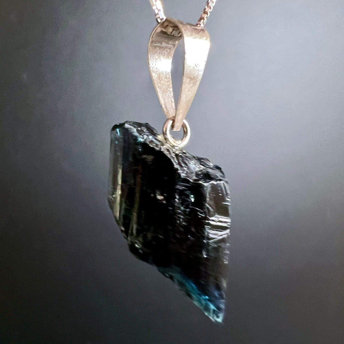 Indigolith Anhänger Seitenansicht | funkelnde Turmalinspitze in Blau | 925 Silberöse | Happy Minerals