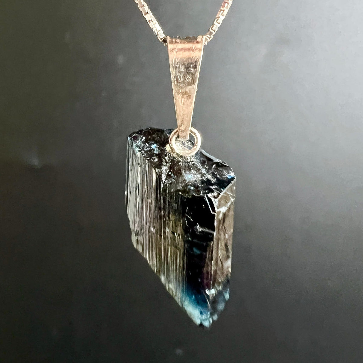 Blauer Turmalin Anhänger an Silberkette | schimmernde Indigolith Spitze | Brasilien Unikat | Happy Minerals