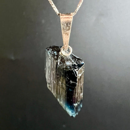 Blauer Turmalin Anhänger an Silberkette | schimmernde Indigolith Spitze | Brasilien Unikat | Happy Minerals