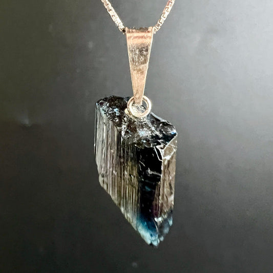 Blauer Turmalin Anhänger an Silberkette | schimmernde Indigolith Spitze | Brasilien Unikat | Happy Minerals