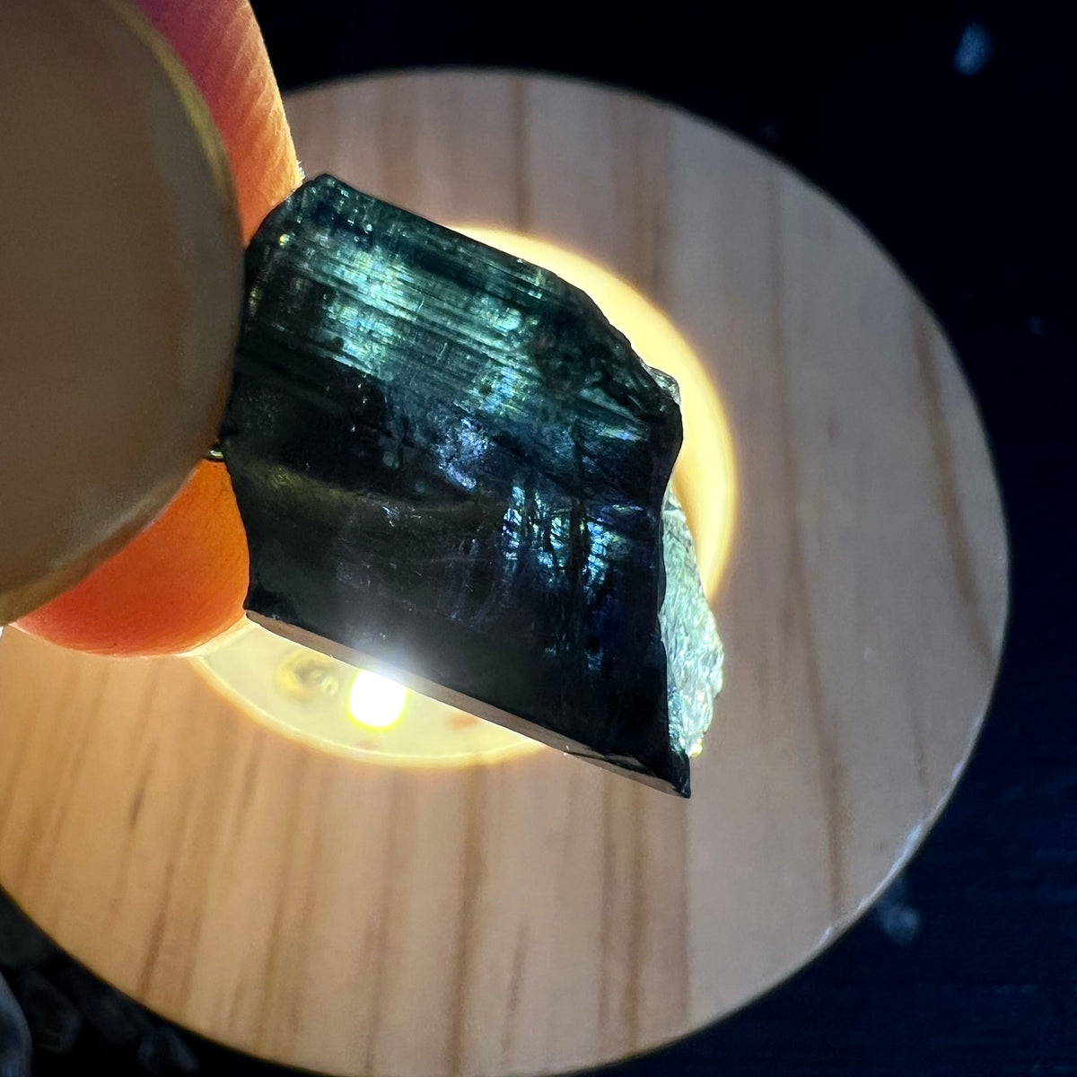 Dunkler Indigolith Kristall | changierende Facetten im Streiflicht | blauer Turmalin | Happy Minerals