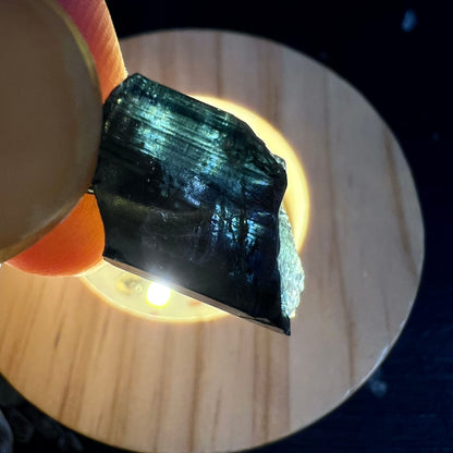 Dunkler Indigolith Kristall | changierende Facetten im Streiflicht | blauer Turmalin | Happy Minerals