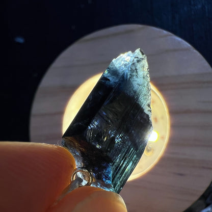 Blauer Turmalin im Gegenlicht | leuchtend blaugrüne Kristallstruktur | Indigolith Brasilien | Happy Minerals