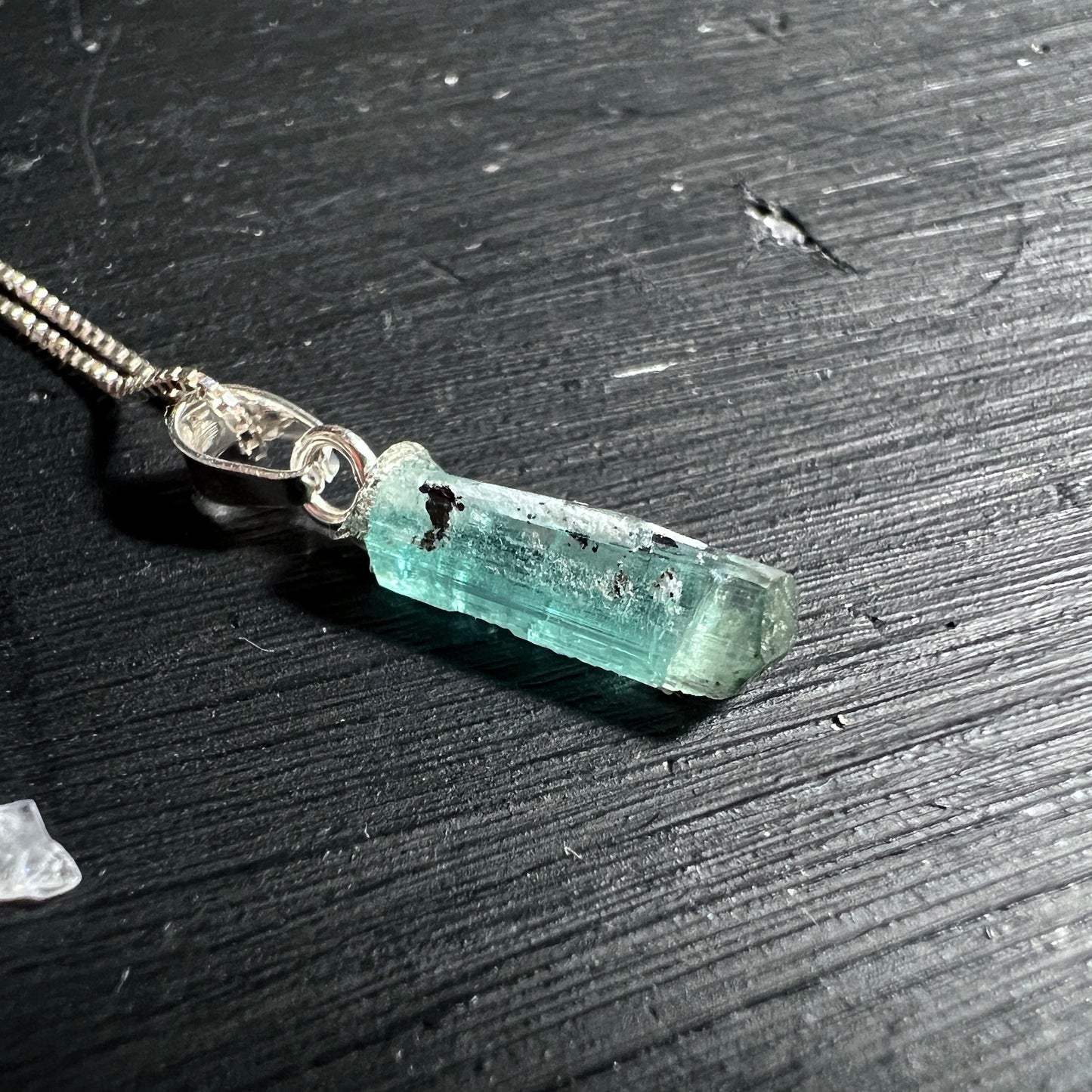 Blauer Turmalin Rohkristall Anhänger in 925 Silber gefasst