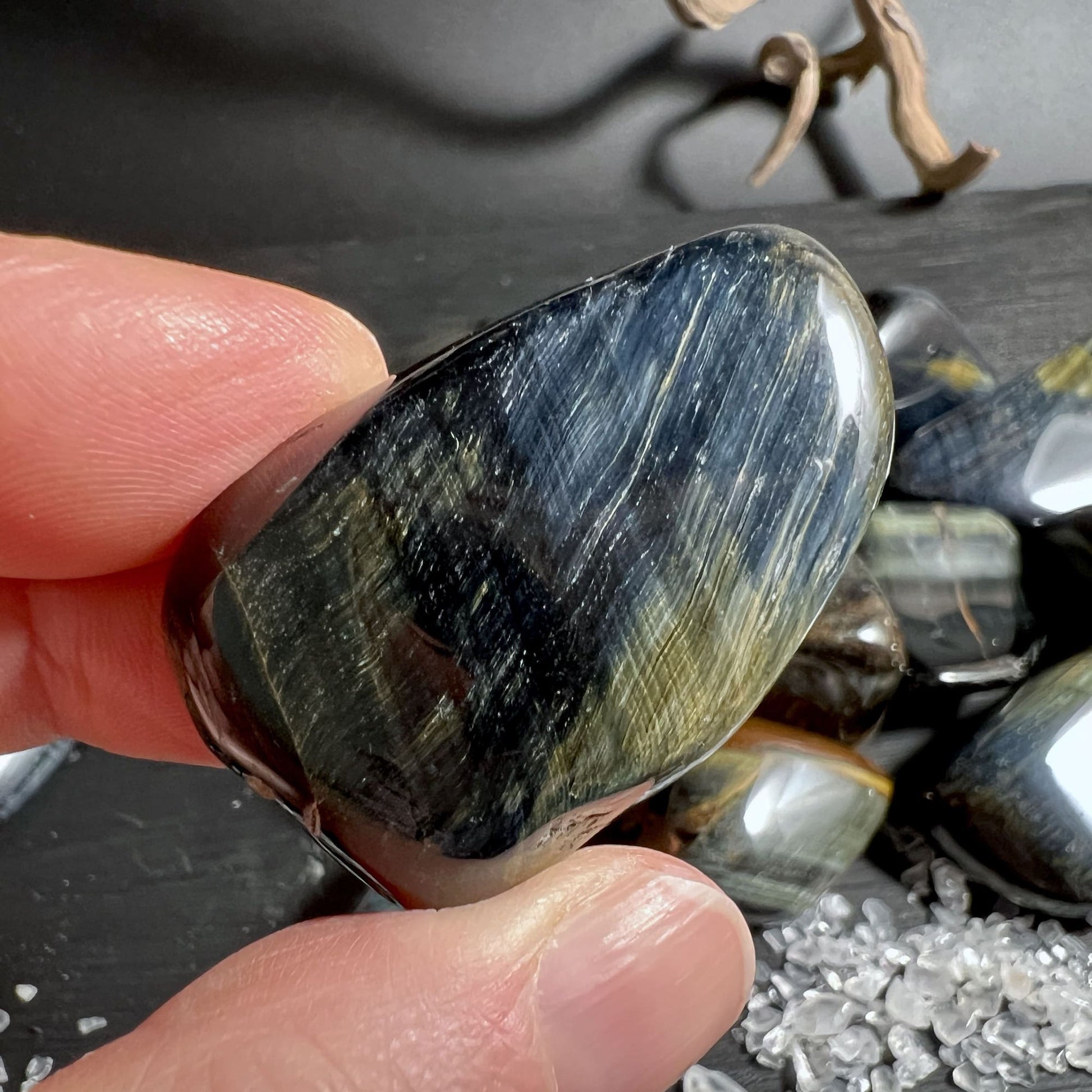 Geschenkidee: Blue Tiger Eye Trommelstein, Fokus und Ruhe für Kinder | Happy Minerals