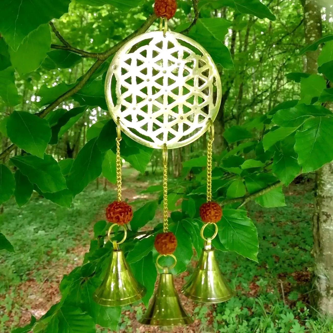 Blume des Lebens Windspiel | grüne Blätter | Messing Glocken | spirituelle Energie | Garten Deko | Happy Minerals