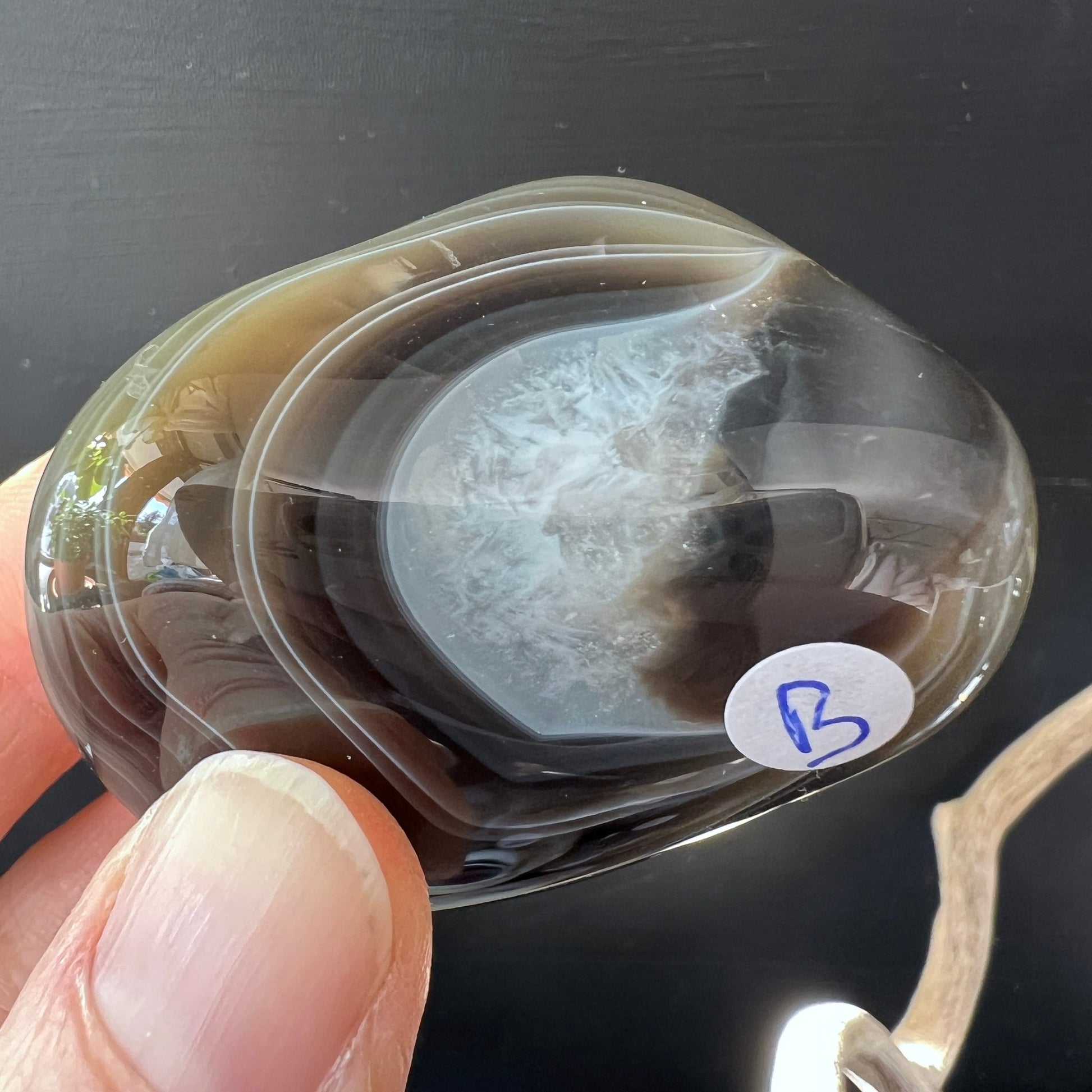 Botswana Achat Handschmeichler B | transparente Schichten | graue Bänder | ovale Form | Happy Minerals Premium