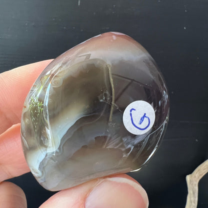 Botswana Achat Handstein G | blau-graue Töne | transluzente Bereiche | ovale Form | Happy Minerals Kristall
