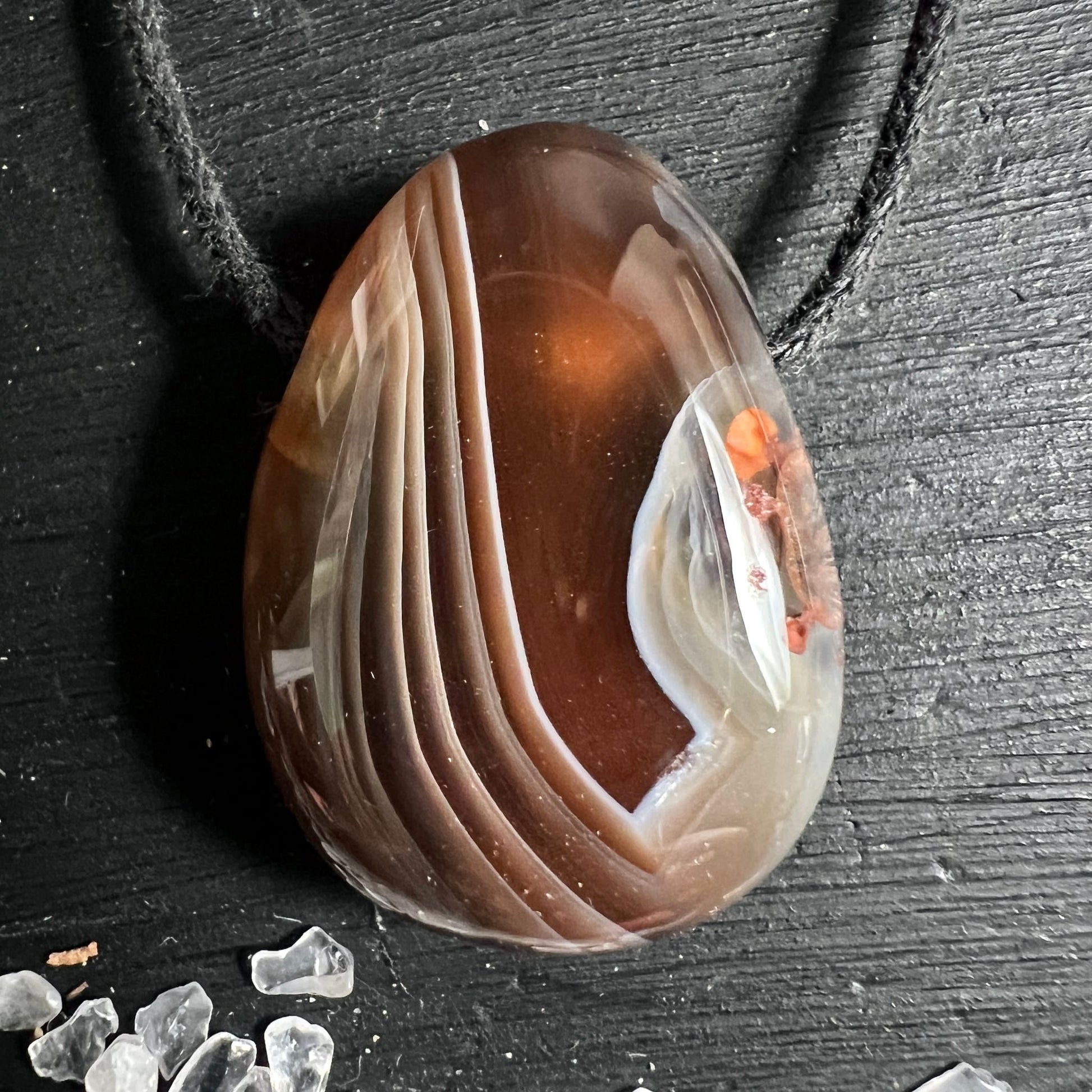 Botswana Achat Anhänger | warme Bernsteintöne | cremeweiße Streifen | Tropfenform | Happy Minerals