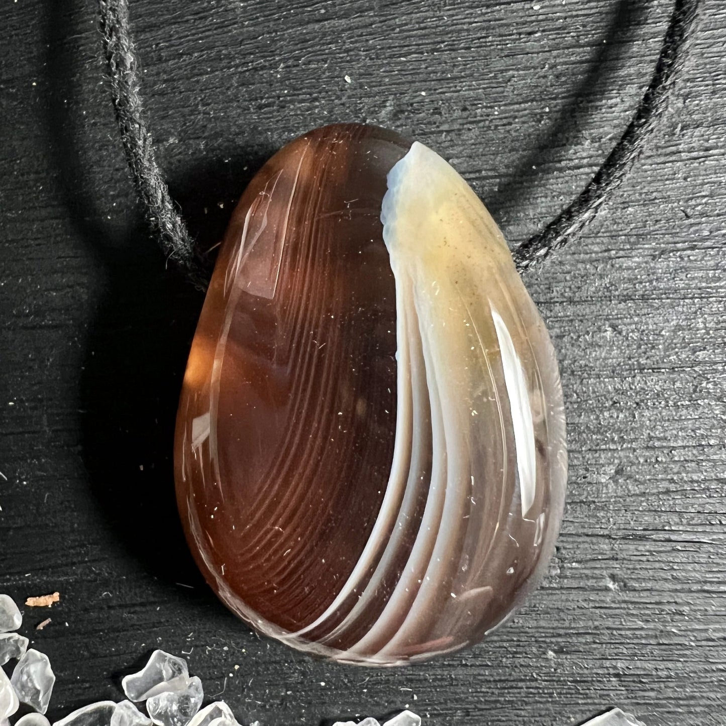Botswana Streifenachat | zartes Karamellbraun | elfenbeinfarbene Bänder | Unikat | Happy Minerals