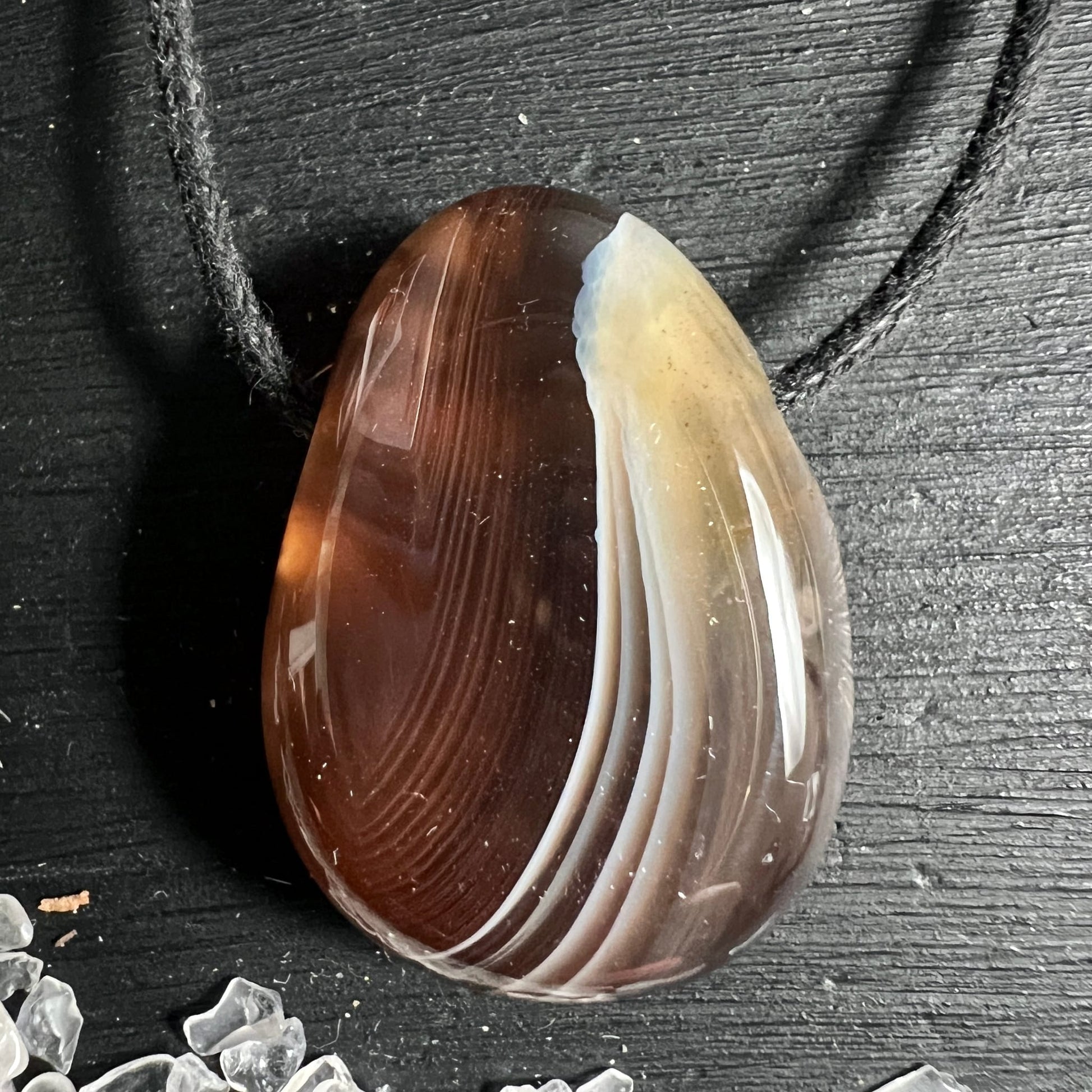 Botswana Streifenachat | zartes Karamellbraun | elfenbeinfarbene Bänder | Unikat | Happy Minerals
