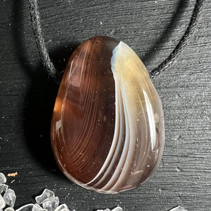 Botswana Streifenachat | zartes Karamellbraun | elfenbeinfarbene Bänder | Unikat | Happy Minerals