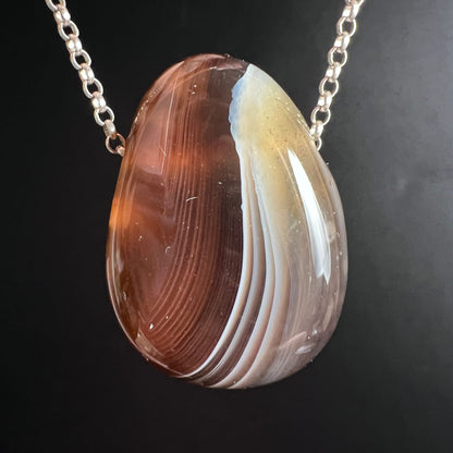 Botswana Achat Detailansicht | elfenbeinweiße Bänder | goldene Akzente | Naturstein | Happy Minerals