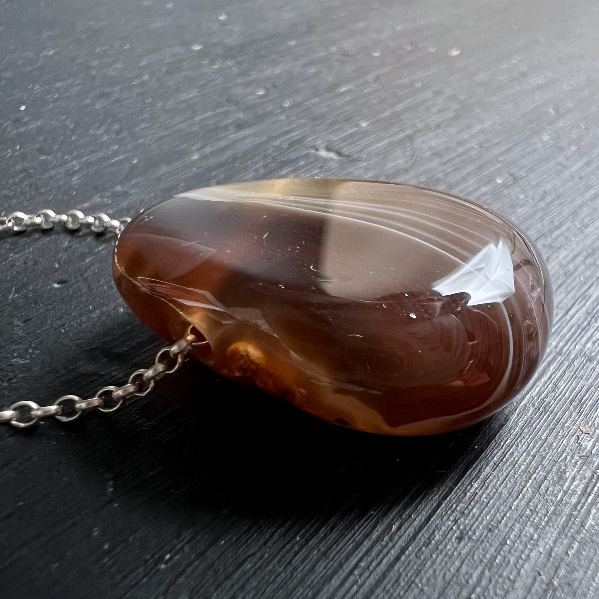 Botswana Achat liegend | warme Schokoladentöne | gebohrtes Band | glänzende Oberfläche | Happy Minerals