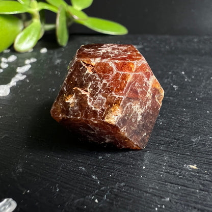 Brauner Mali Granat | Spessartin Rohstein Perspektive | orange Reflexe | natürliche Mineralform | Happy Minerals