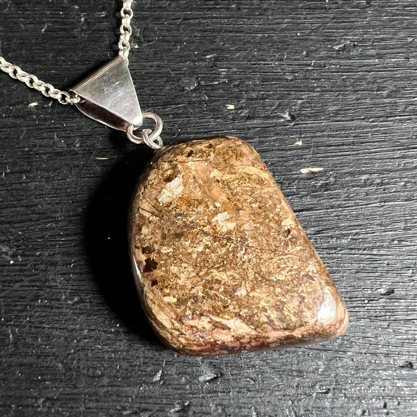 Bronzit Anhänger | Brasilien | seitliche Perspektive | rotbraune Nuancen | Kette Silber | Happy Minerals