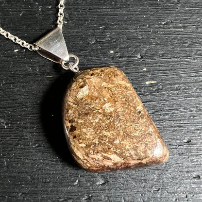Bronzit Anhänger | Brasilien | seitliche Perspektive | rotbraune Nuancen | Kette Silber | Happy Minerals