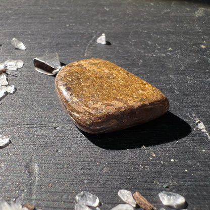 Bronzit Anhänger | Brasilien | warme Erdtöne | Seitenansicht liegend | Sterlingsilber | Happy Minerals