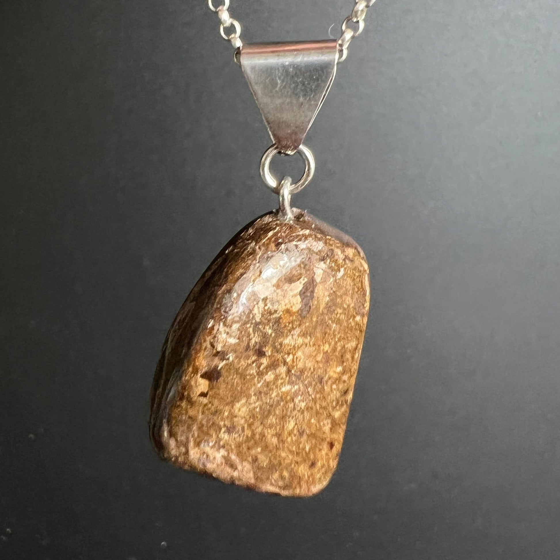 Bronzit Pendant | hängend | warme Brauntöne | glänzende Politur | Silberkette | Happy Minerals