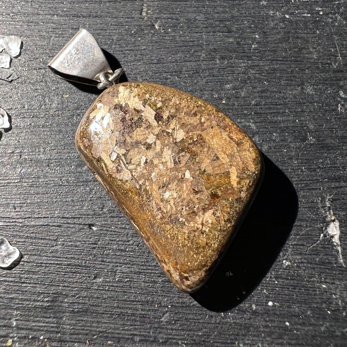 Bronzit Trommelstein | bronzefarbene Glimmerstruktur | Nahaufnahme Oberfläche | Öse Silber | Happy Minerals