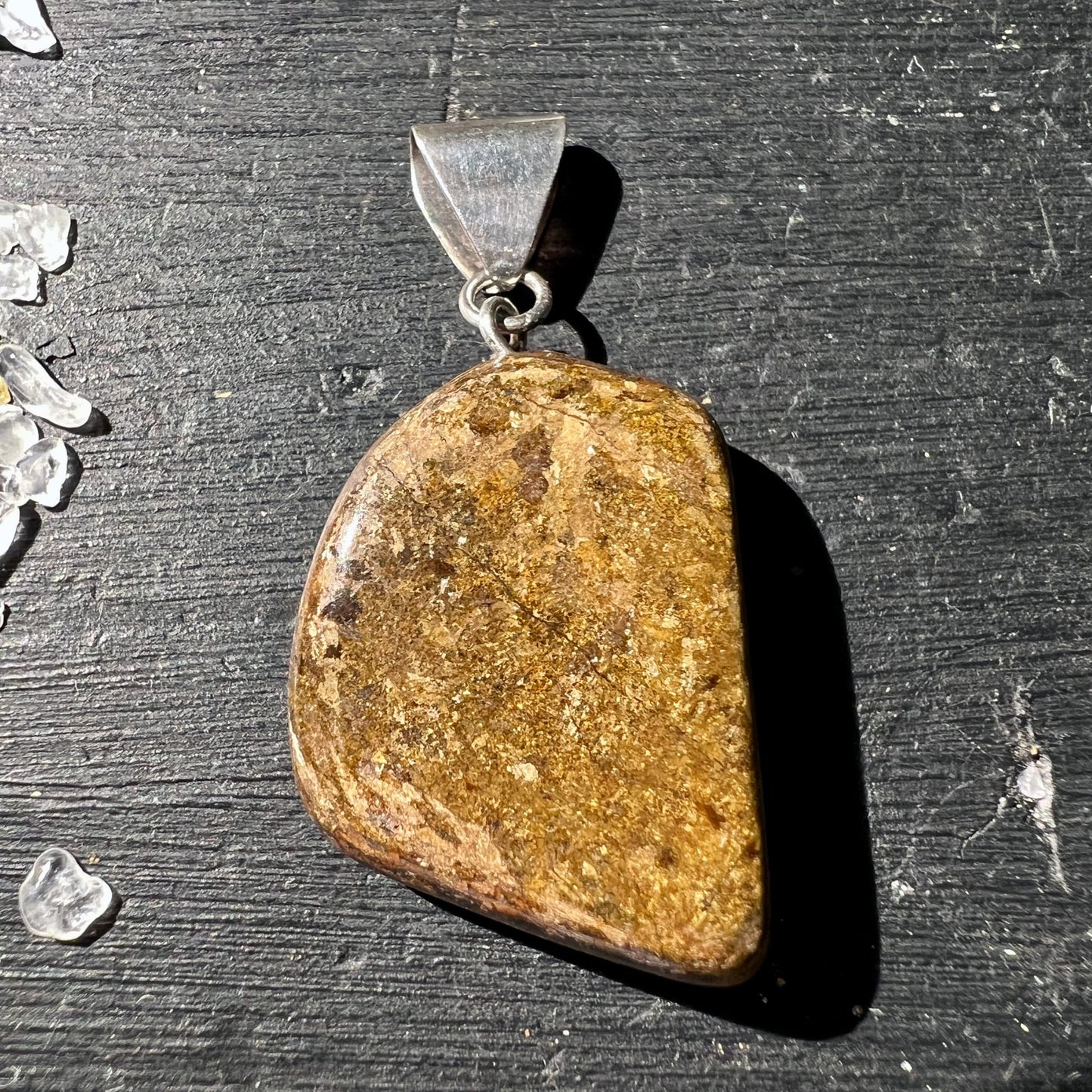 Bronzit Trommelstein | Öse | goldbraun | Draufsicht | schimmernde Oberfläche | Happy Minerals