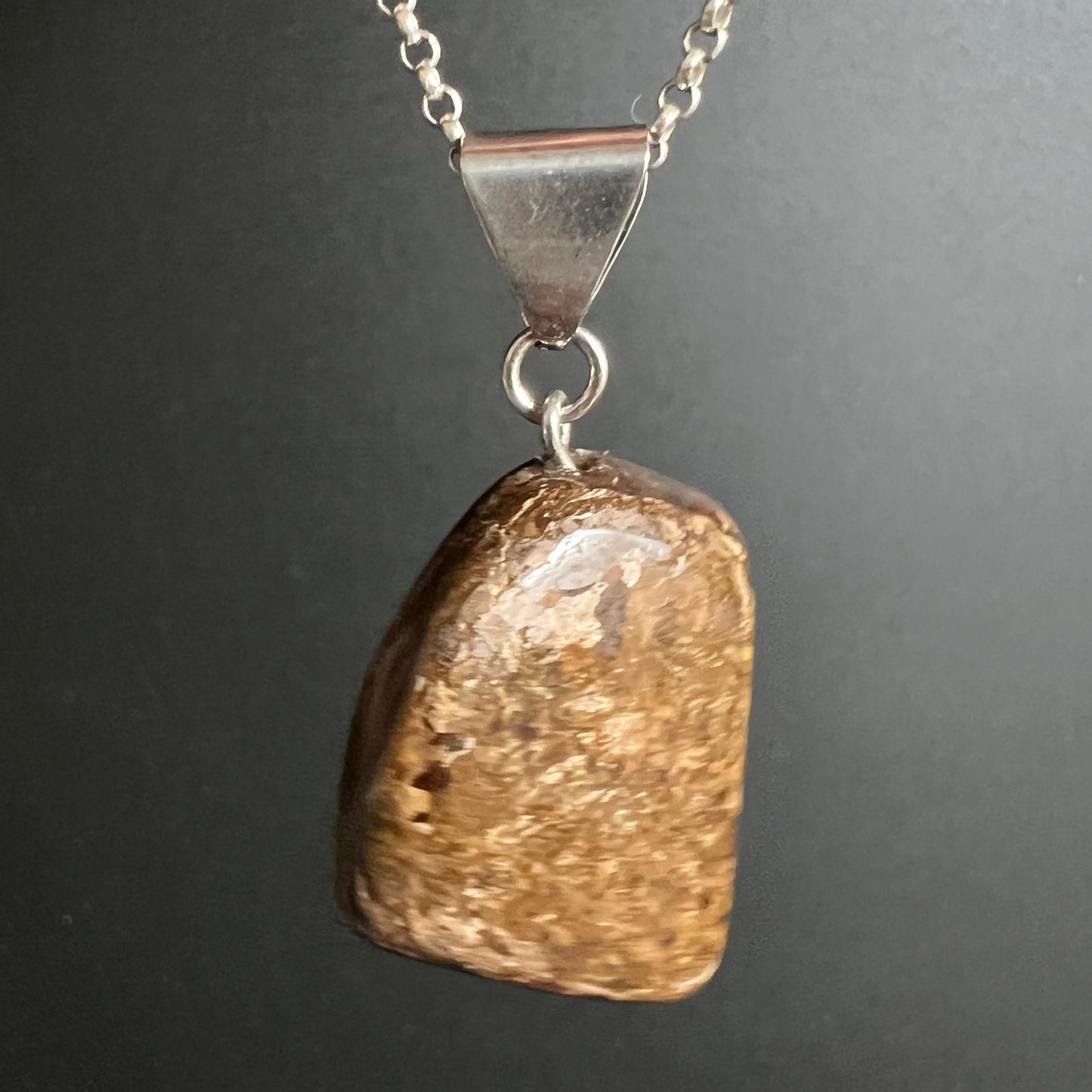 Bronzit Trommelstein | Rückseite hängend | goldene Glimmerflecken | Silberkette | Happy Minerals