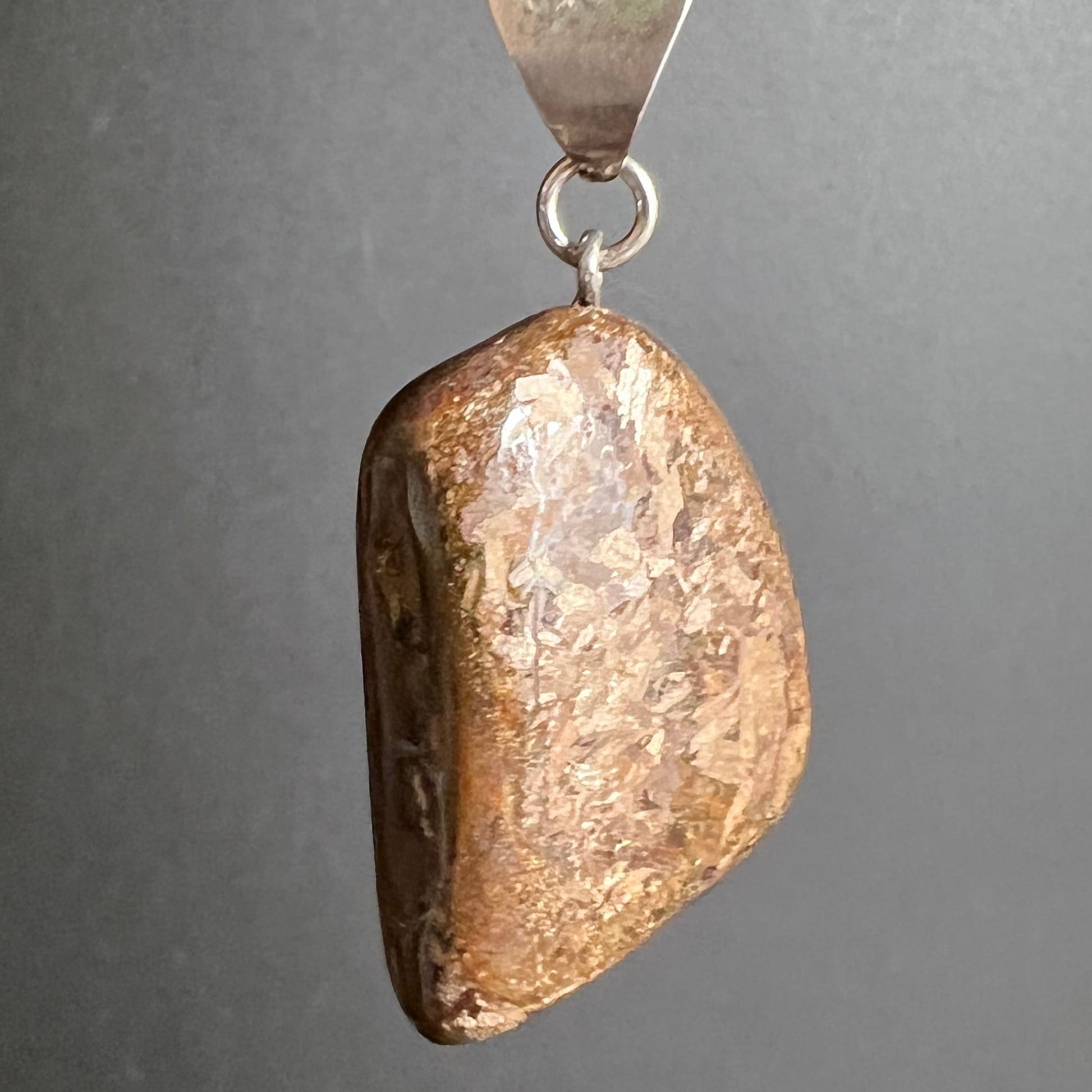 Bronzit Unikat Anhänger | hängende Ansicht | schimmerndes Mineral | Sterlingsilberöse | Happy Minerals
