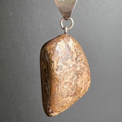 Bronzit Unikat Anhänger | hängende Ansicht | schimmerndes Mineral | Sterlingsilberöse | Happy Minerals