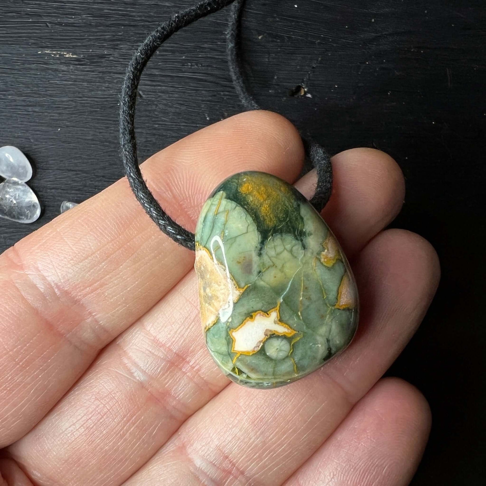 Tropfenförmiger Rhyolith Anhänger für Herzchakra und Solarplexus | Happy Minerals