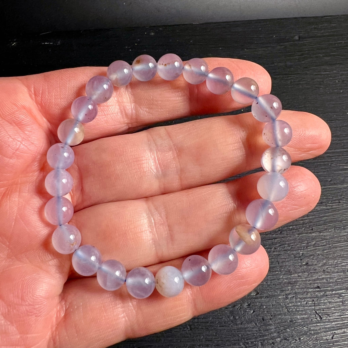 Chalcedon | Armband | lavendel-blaue | Kugeln | in | Hand | sanftes | Leuchten | Variante B | Happy Minerals