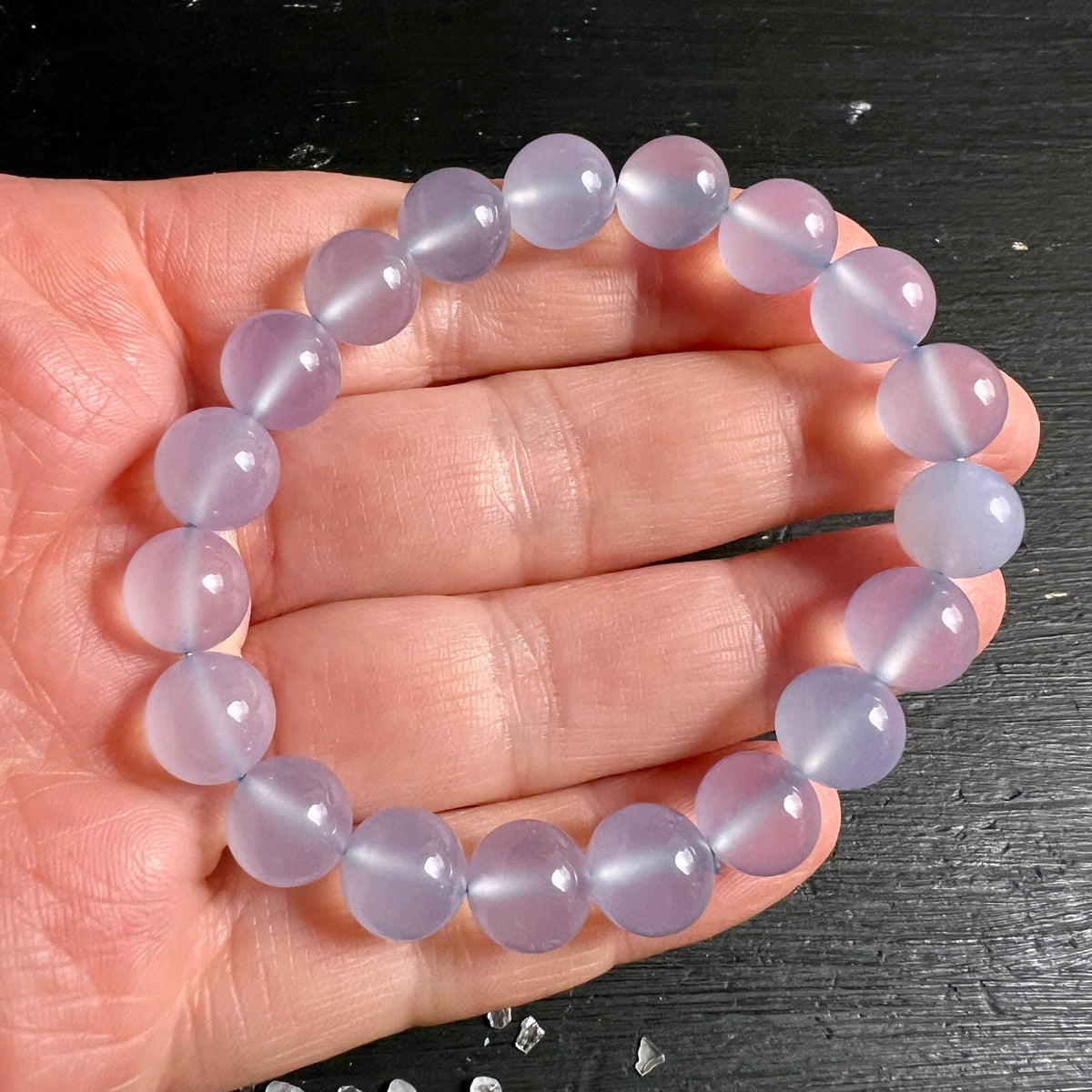 Chalcedon | Armband | violett-blaue | Kugeln | Nahaufnahme | Hand | seidiger | Glanz | Variante C | Happy Minerals