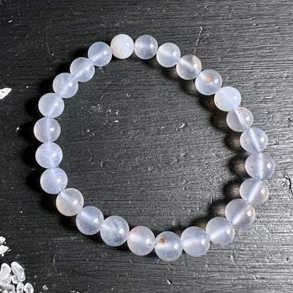 Chalcedon | Armband | helle | Kugeln | mit | natürlichen | Einschlüssen | zarte | Maserung | Variante E | Happy Minerals