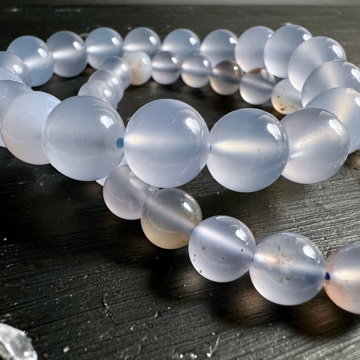Chalcedon | Armband | Makroaufnahme | glänzende | Kugeln | changierend | blau-weiß | Variante F | Happy Minerals