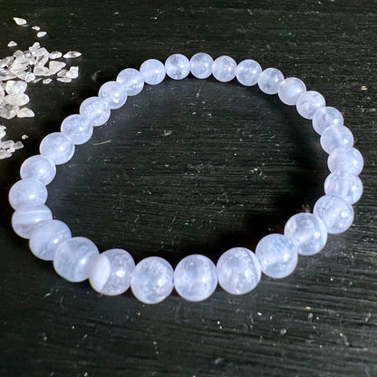 Chalcedon | Armband | rund | Malawi | milchig-blaue Nuancen | Kristallsplitter | Happy Minerals | Variante C